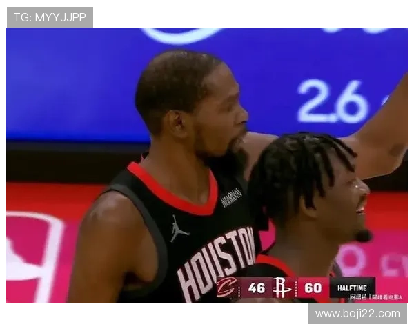 米切尔赛后失落情绪明显罕见不接受采访专注手机发呆状态引发关注